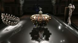 La couronne (c) et le diadème (g) de l'impératrice Eugénie exposés dans la galerie d'Apollon au musée du Louvre, le 14 janvier 2020 à Paris