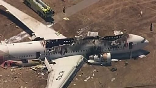 La carcasse de l'avion, après le crash et l'incendie, à San Francisco.