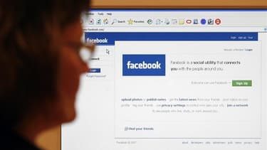 Un internaute en conflit avec Facebook a été autorisé par la cour d'appel de Pau (Pyrénées-Atlantiques) à poursuivre le réseau social devant le tribunal de Bayonne et non en Californie, siège de l'opérateur. /Photo d'archives/REUTERS/Simon Newman
