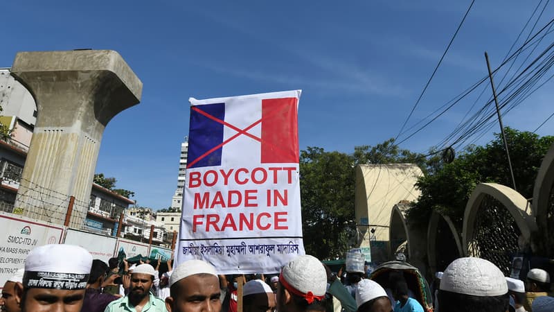 Des manifestants d'un parti politique islamiste appellent au boycott des produits français et dénoncent le président français Emmanuel Macron pour ses commentaires sur les caricatures du prophète Mohammed, à Dacca le 30 octobre 2020.