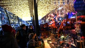 Paris sous les lumières des illuminations de Noël et des vitrines des grands magasins