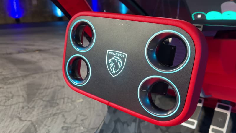 Une technologie déjà présente dans le Cybertruck de Tesla: on a testé le nouveau volant rectangulaire de Peugeot qui sera dans la prochaine 208 en 2027