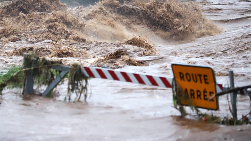 Image d'illustration d'une route barré à la suite d'une coulée de boue