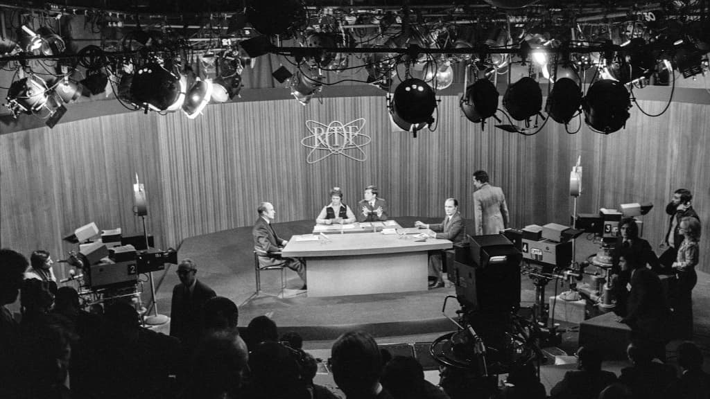 Le studio de l'ORTF pendant le premier débat de l'entre-deux tours de la présidentielle de 1974 entre François Mitterrand et Valéry Giscard-d'Estaing.