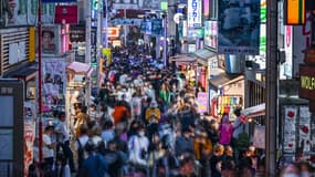 Des personnes marchant dans la rue Takeshita, dans le quartier de Harajuku à Tokyo, le 10 octobre 2022 (photo d'illustration)