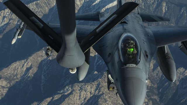 Un Falcon de l'US Air Force de la coalition internationale de lutte contre Daesh survole l'Afghanistan, le 29 décembre 2015.