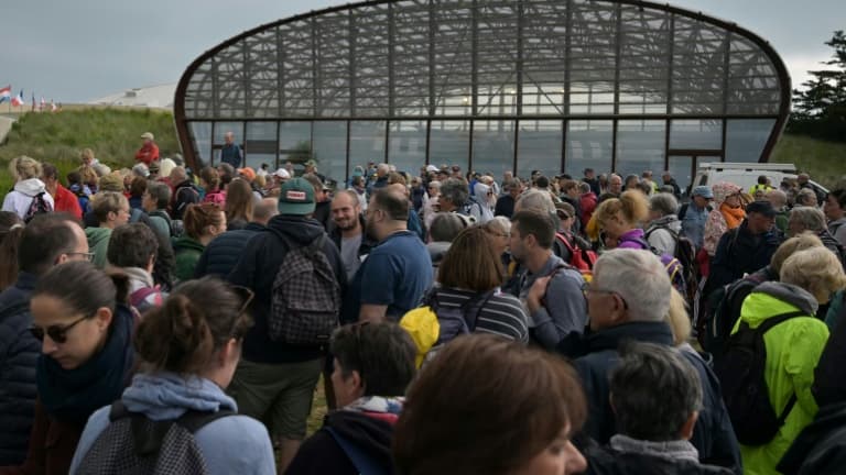 Plusieurs centaines de personnes participent à la Marche pour la paix à Utah Beach, à Sainte-Marie-du-Mont, dans la Manche, le 1er juin 2024.