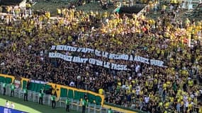 « 10 défaites d’affilée le record a assez duré… Réagissez avant qu’on le fasse… ». Banderole déployée lors de l’entrée des joueurs à l’échauffement. 