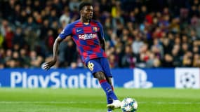Moussa Wagué avec le maillot du FC Barcelone.