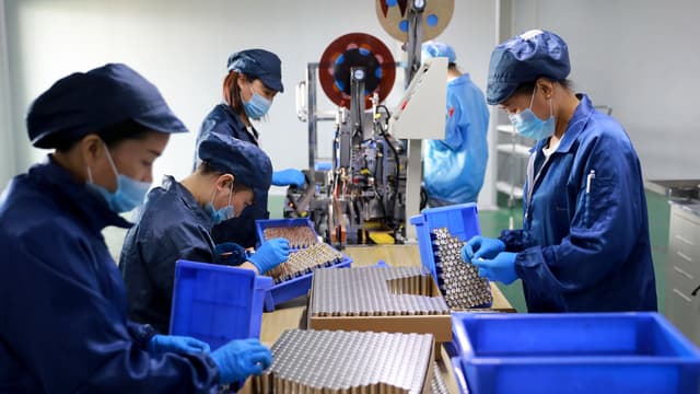 Malgré une demande toujours forte chez les industriels et la dynamique de croissance de l'automobile électrique, les cours du lithium n'en finissent plus de baisser.