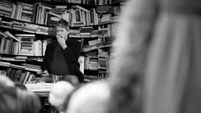 L'écrivain français Emmanuel Carrère lors de son discours sur scène lors du 27e festival littéraire "Les Correspondances" à Manosque, dans le sud-est de la France, le 27 septembre 2025