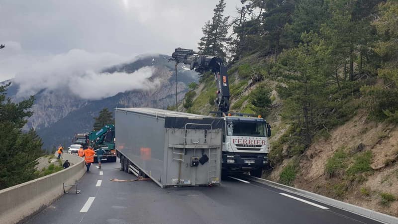 Un poids lourd transportant 25 tonnes de grain se renverse en bas du col de Montgenèvre, ce vendredi 14 juin. 