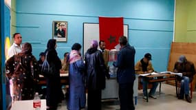 Bureau de vote à Casablanca. Les islamistes modérés du Parti de la justice et du développement (PJD) ont revendiqué vendredi soir la victoire en nombre de sièges aux élections législatives organisées au Maroc pour traduire dans les faits la volonté de réf