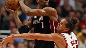 Chris Boch évite Joakim Noah