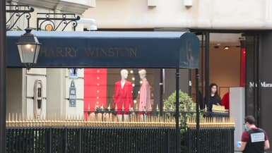 La devanture du joaillier de luxe Harry Winston, dans le 8e arrondissement de Paris, après son braquage, le 18 mai 2024.