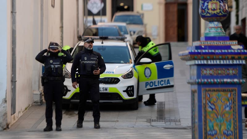 Des policiers déployés près de l'église où un sacristain a été tué à Algésiras (Espagne), le 26 janvier 2023.