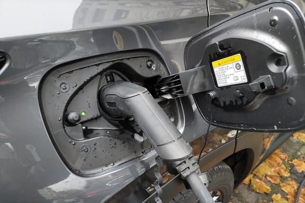 Avec une charge pleine, le Lexus NX 450h+ peut rouler rouler 70 kilomètres en tout électrique, voire pousser à près des 100 (chiffres constructeur WLTP) en conduite strictement urbaine, en maximisant la récupération d’énergie au freinage grâce aux palettes au volant.