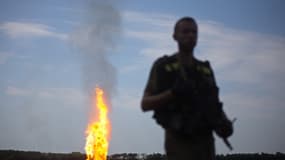 Un soldat ukrainien monte la garde près d'un pipeline endommagé par les forces prorusses dans la région de Donetsk, le 12 juin 2015.