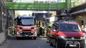 Des équipes de secours travaillent sur le site de l'accident à Espoo, en Finlande, le 11 mai 2023