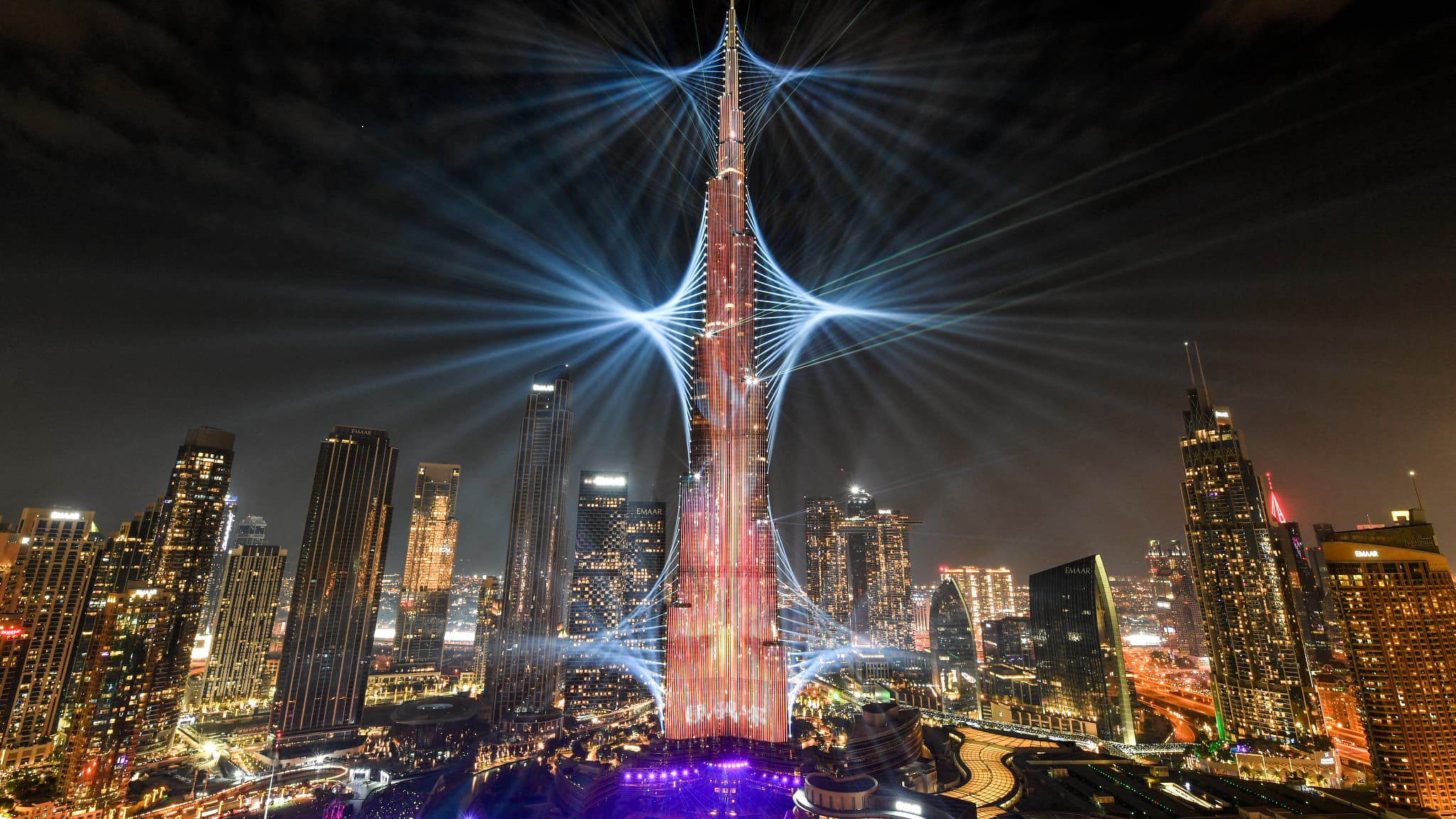 Le gratte-ciel Burj Khalifa, le plus haut bâtiment du monde, est illuminé à Dubaï à minuit le soir du Nouvel An, le 1er janvier 2024.