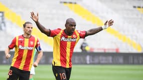 Gaël Kakuta célèbre un but avec Lens