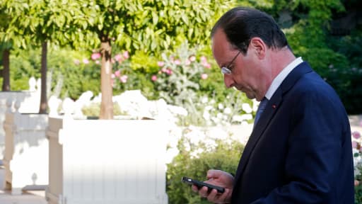 François Hollande, ici le 11 juin dernier, est accro aux SMS, selon Libération.