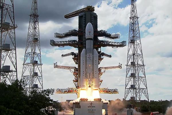 Cette capture d'écran réalisée à partir d'une séquence vidéo de l'ISRO via AFPTV prise le 14 juillet 2023 montre une fusée de l'Organisation indienne de recherche spatiale (ISRO) transportant le vaisseau spatial Chandrayaan-3 décollant du Centre spatial Satish Dhawan à Sriharikota, dans l'État de l'Andhra Pradesh, dans le sud du pays. 
