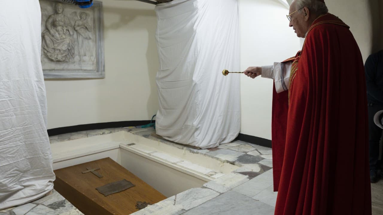 Le doyen des cardinaux avec le goupillon dans la dernière phase de l'inhumation. 