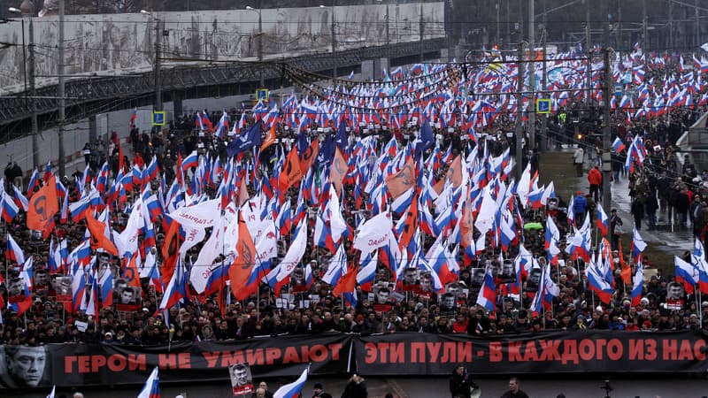 Des milliers de moscovites sont dans les rues de la capitale dimanche en hommage à Boris Nemtsov.