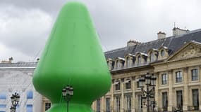 Le controversé "Tree" ou "arbre" de l'artiste McCarthy érigé sur la place Vendôme ne fait pas l'unanimité.