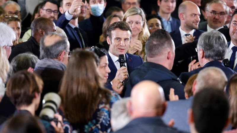 Emmanuel Macron en déplacement de campagne à Poissy le 7 mars 2022