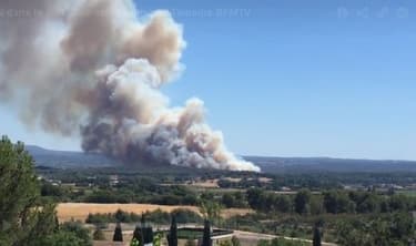 La fumée est visible jusqu'à Martigues, selon des témoins