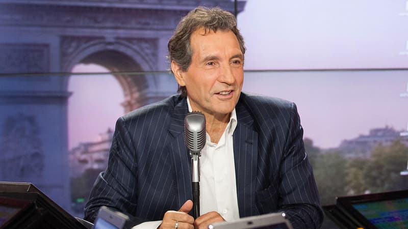 François Bayrou a fustigé jeudi à Bordeaux la campagne électorale de ceux qu'il qualifie de démagogues, renvoyant dos à dos sans les nommer Nicolas Sarkozy et François Hollande. /Photo prise le 18 avril 2012/REUTERS/Pascal Rossignol