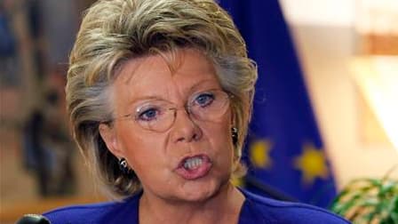 La commissaire européenne à la Justice et aux Droits fondamentaux, Viviane Reding, favorable à l'ouverture d'une procédure d'infraction contre la France sur le dossier des Roms. La France a échappé mercredi à une telle procédure mais Paris devra se confor
