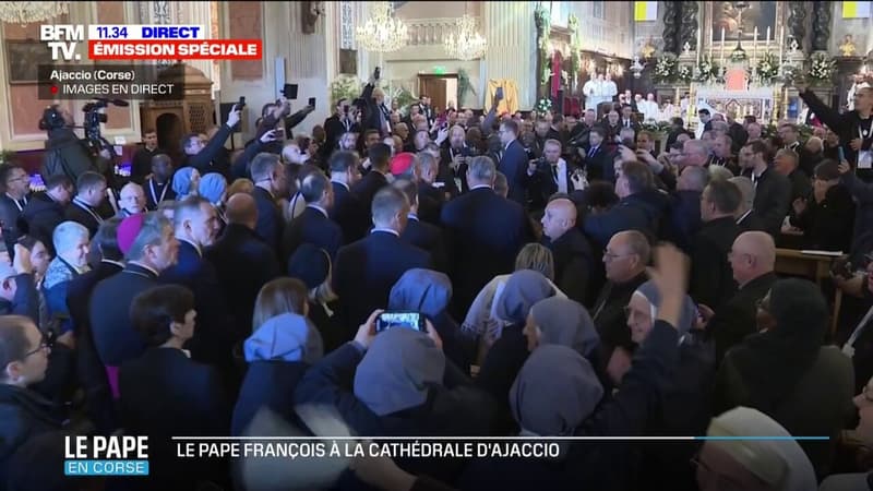 Corse: le pape François arrive à la cathédrale d'Ajaccio