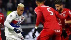 Mariano Diaz cerné par la défense de Montpellier