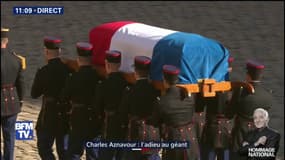 Hommage national: le cercueil de Charles Aznavour quitte la cour des Invalides au son "d'Emmenez-moi"