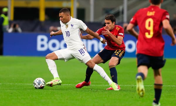 Kylian Mbappé et Eric Garcia lors de la finale France-Espagne