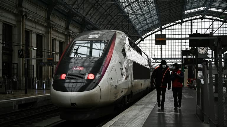 Des membres du personnel SNCF en gare de Bordeaux, le 25 novembre 2021