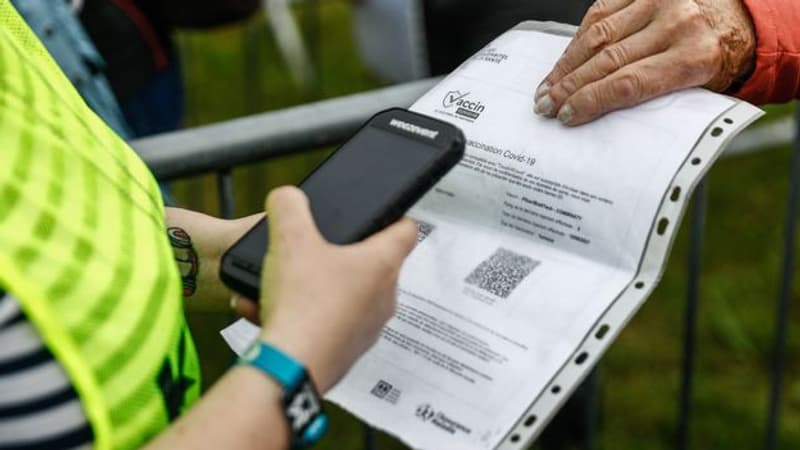 Un réseau suspecté d'avoir vendu plus de 11.000 faux pass sanitaires jugé pour escroquerie