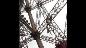   À l'occasion des Jeux Olympiques 2024 à Paris, un chantier particulier s'opère sur la Tour Eiffel