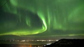 Cette magnifique aurore boréale danse dans le ciel de l’Alaska