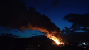 Un incendie ravage une usine de batterie au lithium à Grand-Couronne