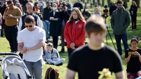 Personnes devant le château de Windsor observant une minute de silence en hommage au Prince Philip, le 17 avril 2021