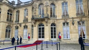 Un tapis rouge déroulé dans la cour de l'Hôtel Matignon avant la cérémonie de passation des pouvoirs du nouveau Premier ministre, le 13 décembre 2024 à Paris
