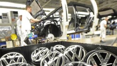 Volkswagen prend des mesures cohérentes avec sa ligne de défense, qui consiste à soutenir que la direction ne savait rien de la fraude, initiée par quelques employés.