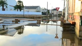 Une rue de Saintes inondée, le 23 décembre 2023 