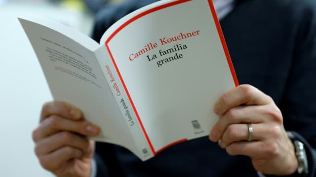 Le livre de Camille Kouchner, "La Familia grande", à Paris le 5 janvier 2021