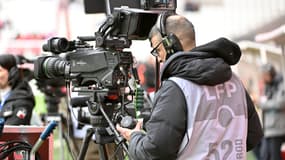 Un caméraman avec un chasuble LFP pendant un match de Ligue 1, février 2024