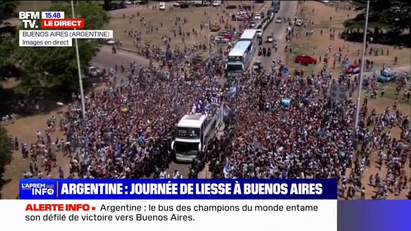 Argentine: le bus des champions du monde entame son défilé de victoire vers Buenos Aires
